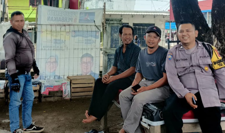 *Release Polsek Bayah Polres Lebak* *Bhabinkamtibmas Polsek Bayah Polres Lebak Sambang Warga Binaan Ajak Jaga Kamtibmas Di Desa Sawarna* Lebak. Guna mendekatkan diri dengan warga Binaan Bhabinkamtibmas Polsek Bayah Polres Lebak Brigadir Eka Trisna melaksanaakn kegiatan sambang ajak warga jaga kamtibmas di desa Sawarna, Kecamatan Bayah, Kabupaten Lebak. Senin (05/08/2024). Dalam kegiatan tersebut Bhabinkamtibmas Polsek Bayah Polres Lebak Brigadir Eka Trisna selaku Bhabinkamtibmas Polsek Bayah Polres Lebak dari satu rumah ke rumah yang lain dan hal ini dilakukan secara rutin di desa binaan nya untuk mendekatkan diri dengan ajang bersilahturahmi Kapolres Lebak Polda Banten AKBP Suyono, S.I.K., Melalui Kapolsek Bayah AKP Malik Abraham S.Pd., Mengatakan rutinitas Bhabinkamtibmas Polsek Bayah Polres Lebak yang di lakukan dengan kegiatan sambang kamtibmas ini untuk mengajak warga jaga kamtibmas dan sangat bermanfaat bagi warga masyarakat binaan nya yang mana kehadiran Polri di masyarakat dapat dirasakan langsung oleh warga Selain menjalankan tugas, Bhabinkamtibmas juga bisa langsung bersilaturahmi AKP Malik Abraham S.Pd menyampaikan bahwa pada kesempatan sambang tersebut melalui Bhabinkamtibmas Polsek Bayah Polres Lebak dengan menyampaikan pesan-pesan kamtibmas dan mengajak untuk meningkatkan kewaspadaan serta untuk bersama-sama Polri dalam menciptakan situasi kamtibmas yang aman dan kondusif di desa Sawarna Kegiatan sambang ini dapat merangkul warga binaan nya terutama di desa Sawarna agar dapat bersama-sama dengan Polri untuk mencegah dan tidak melakukan perbuatan yang melanggar hukum sehingga keamanan dan ketertiban masyarakat tetap kondusif Di Wilayah Kecamatan Bayah,“tutup Akp Malik Abraham.